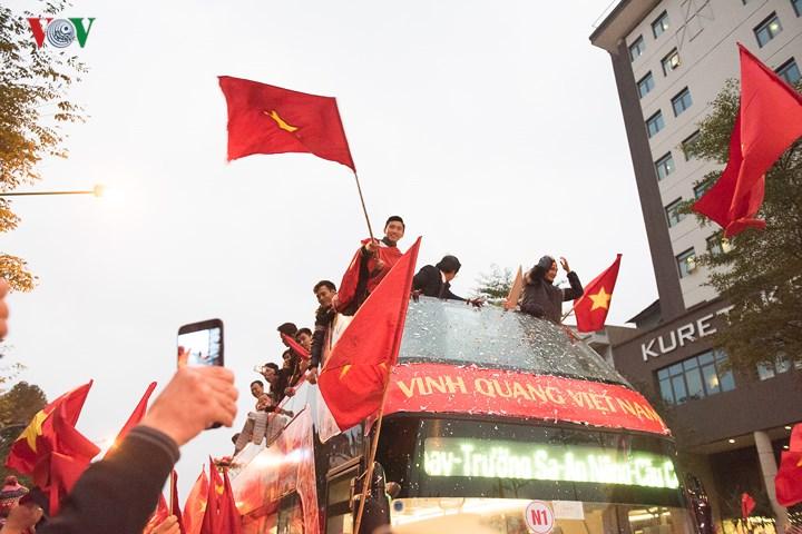 Gần 6 tiếng nhích từng mét trên đường, U23 vẫn tràn đầy năng lượng khi bước xuống từ xe bus 2 tầng-14