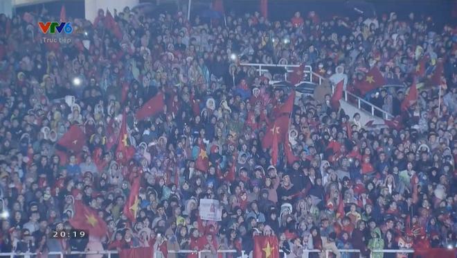 Nữ DJ cùng hàng nghìn cổ động viên quẩy nhiệt tình trước giờ G-2