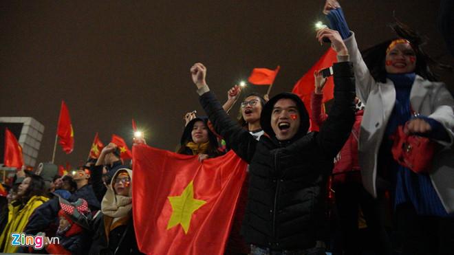 Nữ DJ cùng hàng nghìn cổ động viên quẩy nhiệt tình trước giờ G-1