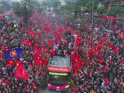 Gần 6 tiếng nhích từng mét trên đường, U23 vẫn tràn đầy năng lượng khi bước xuống từ xe bus 2 tầng