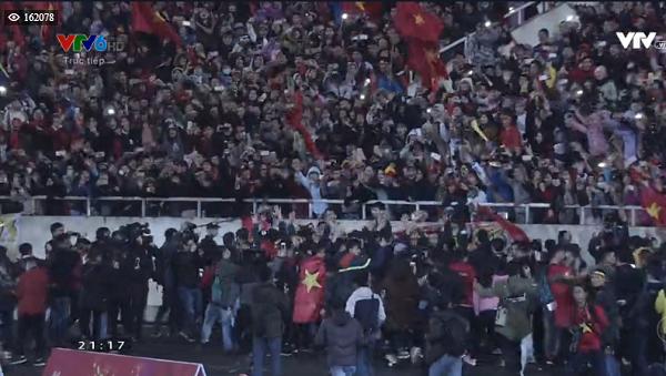 Vỡ òa khi những người hùng sân cỏ đã xuất hiện chào khán giả-4