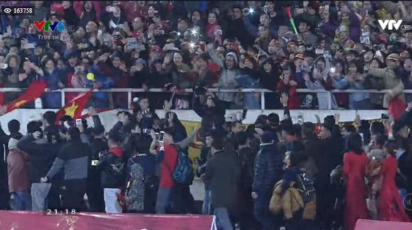 Vỡ òa khi những người hùng sân cỏ đã xuất hiện chào khán giả-5