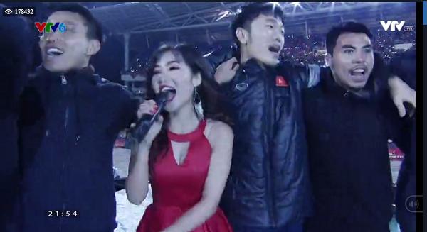 Xuân Trường cùng đồng đội quẩy tưng bừng với Ngọc Anh và Tô Minh Đức-1