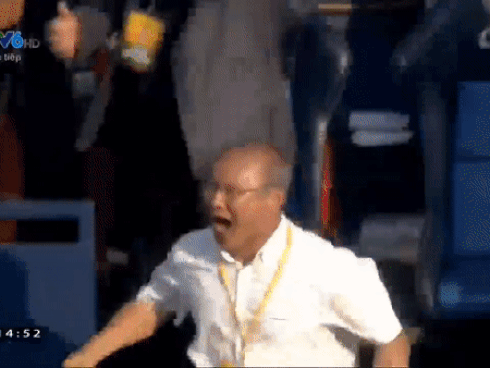 Các chàng trai U23 Việt Nam ăn gì trên xe bus khi bị người hâm mộ bao vây suốt 6 tiếng?-7