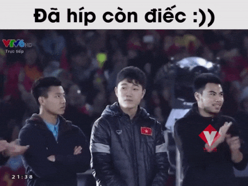 Biểu cảm đáng yêu hết nấc của đội trưởng mắt híp Xuân Trường khi nghe MC xướng sai tên mình-3