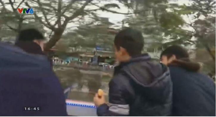 Các chàng trai U23 Việt Nam ăn gì trên xe bus khi bị người hâm mộ bao vây suốt 6 tiếng?-2