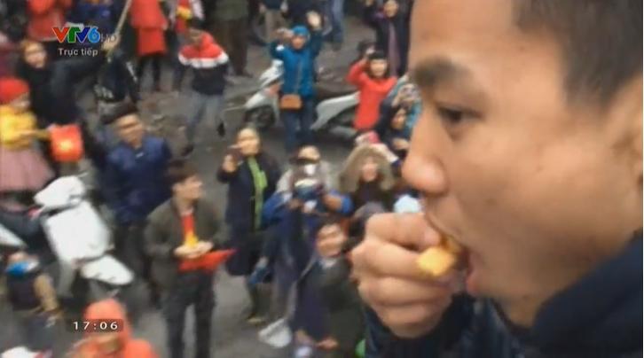 Các chàng trai U23 Việt Nam ăn gì trên xe bus khi bị người hâm mộ bao vây suốt 6 tiếng?-3