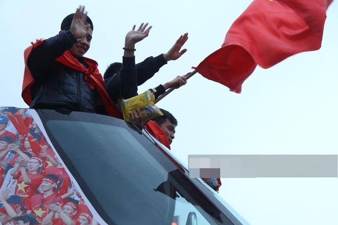 Các chàng trai U23 Việt Nam ăn gì trên xe bus khi bị người hâm mộ bao vây suốt 6 tiếng?-5