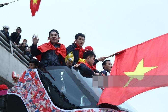 Các chàng trai U23 Việt Nam ăn gì trên xe bus khi bị người hâm mộ bao vây suốt 6 tiếng?-6