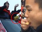 Các chàng trai U23 Việt Nam ăn gì trên xe bus khi bị người hâm mộ 'bao vây' suốt 6 tiếng?