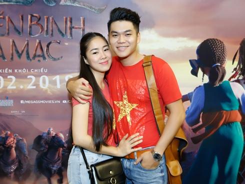 Diện đồ đôi cờ đỏ sao vàng, vợ chồng Lê Phương tự hào về các chiến binh U23 Việt Nam