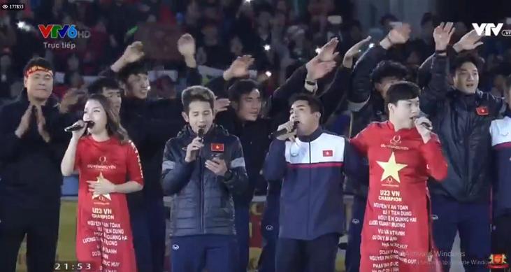 Hồng Duy Pinky bị đồng đội trêu khi chào khán giả như ca sĩ thực thụ-1