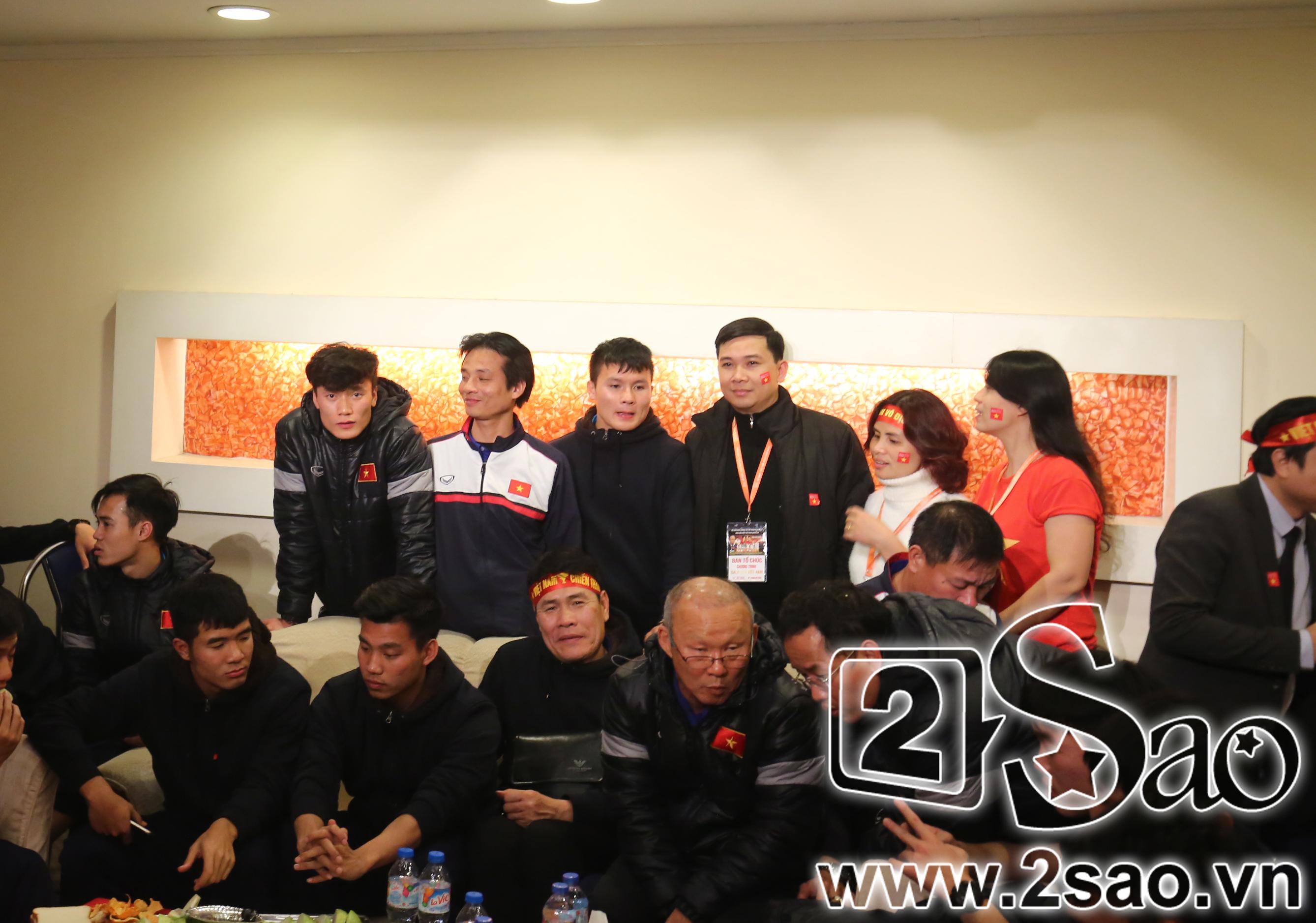 Hé lộ clip huấn luyện viên Park Hang Seo cực đáng yêu khi lừa đút thức ăn cho Nguyễn Phong Hồng Duy-2