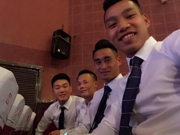 Tuyển tập trọn bộ ảnh U23 Việt Nam mặc sơ mi trắng khiến fan nữ rụng rời-14