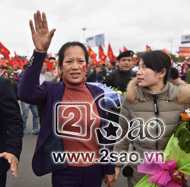 Loạt khoảnh khắc cực hiếm khi người thân cầu thủ ôm chặt con bật khóc tại sân bay-10