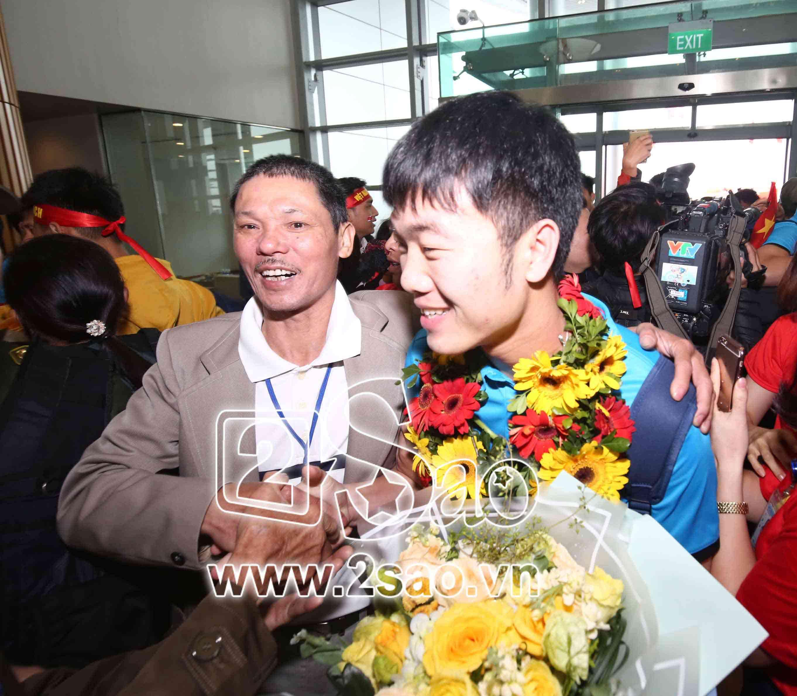 Loạt khoảnh khắc cực hiếm khi người thân cầu thủ ôm chặt con bật khóc tại sân bay-8