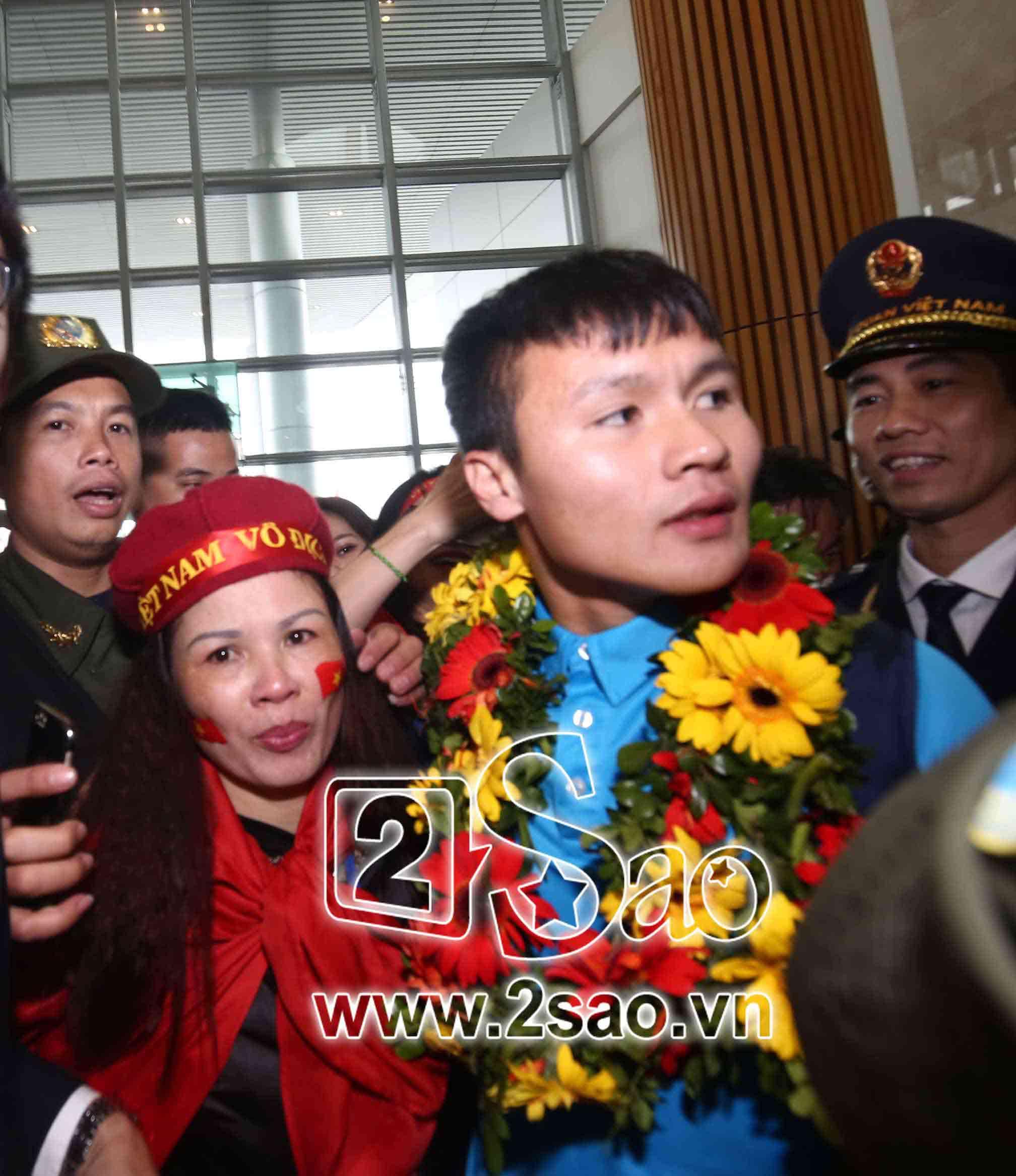 Loạt khoảnh khắc cực hiếm khi người thân cầu thủ ôm chặt con bật khóc tại sân bay-5