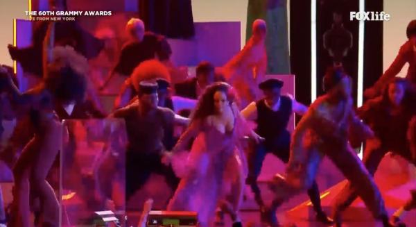 Nhận Grammy và diễn sexy, Rihanna sẽ xuất hiện hoàn hảo hơn nếu không phát phì thế này-3