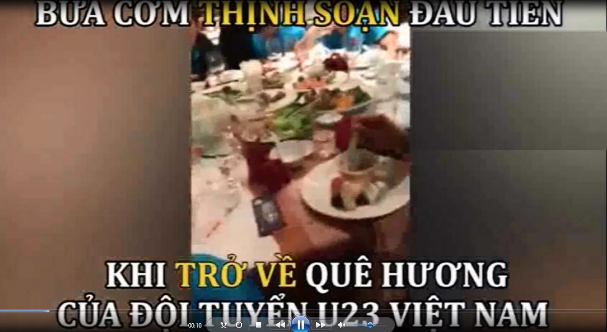 Cận cảnh bữa cơm đầu tiên lúc nửa đêm khi trở về quê hương của đội tuyển U23 Việt Nam-4