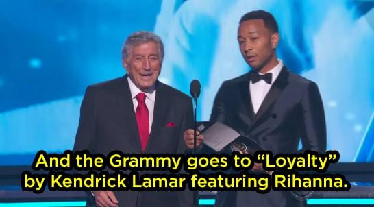 Grammy 2018: Huyền thoại 91 tuổi trao giải xong... đứng chắn khiến Rihanna không thể bước lên-1