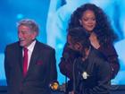 Grammy 2018: Huyền thoại 91 tuổi trao giải xong... đứng chắn khiến Rihanna không thể bước lên