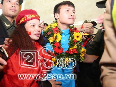 Tiền vệ Nguyễn Quang Hải: 'Chỉ một phút ngắn ngủi được ôm mẹ tôi cũng ấm lòng'