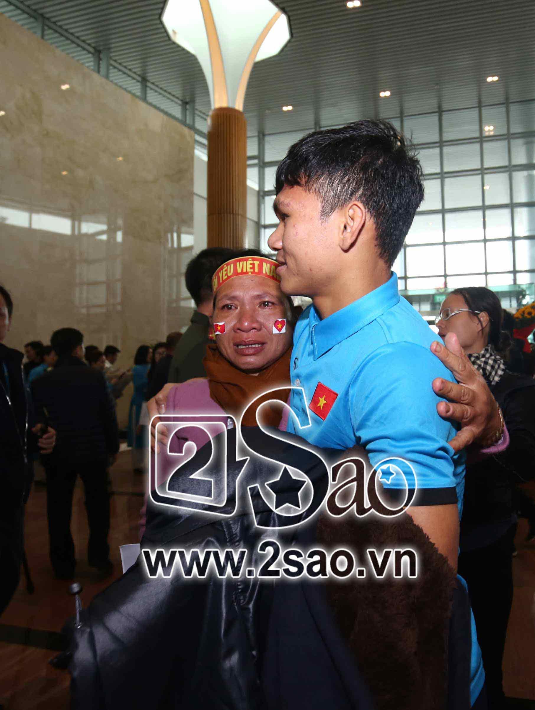 Sao Việt rơi nước mắt xót xa những người hùng U23 bị lãng quên ngày trở về-2