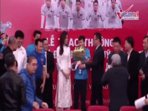 Quang Hải thẹn thùng ngoảnh mặt khi trao hoa cho Hoa hậu Đỗ Mỹ Linh