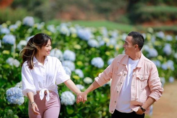 BTV Nguyễn Hoàng Linh ngọt ngào hôn chồng sắp cưới ở vườn hoa cẩm tú cầu-3