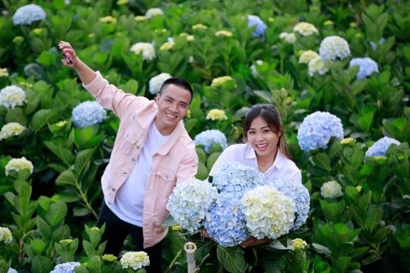 BTV Nguyễn Hoàng Linh ngọt ngào hôn chồng sắp cưới ở vườn hoa cẩm tú cầu-6