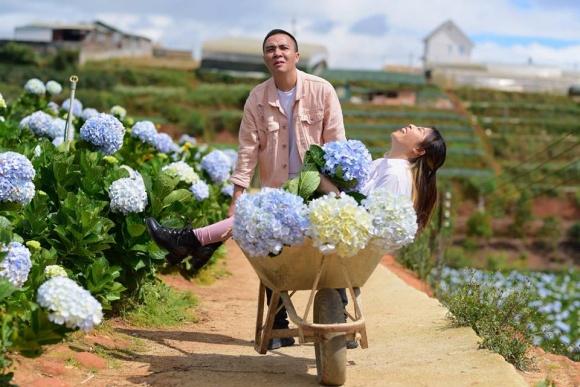 BTV Nguyễn Hoàng Linh ngọt ngào hôn chồng sắp cưới ở vườn hoa cẩm tú cầu-9