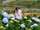BTV Nguyễn Hoàng Linh ngọt ngào hôn chồng sắp cưới ở vườn hoa cẩm tú cầu