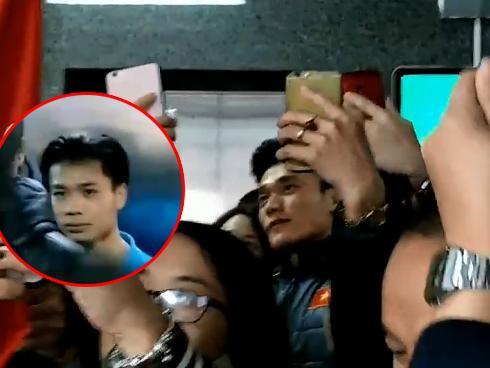 KHOẢNH KHẮC TRÁI NGƯỢC: Bùi Tiến Dũng bị fans bủa vây trong khi Công Phượng lầm lũi bước