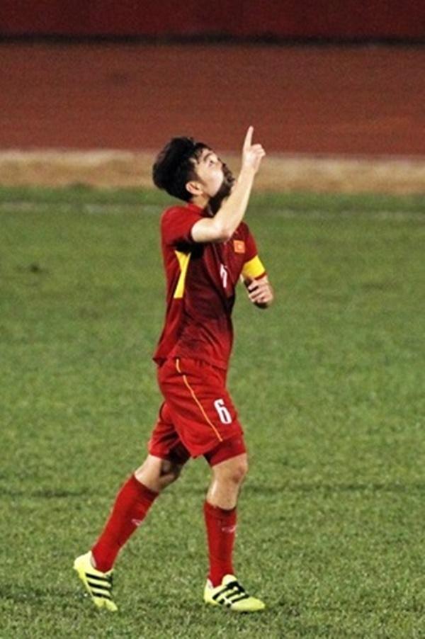 Vì sao mỗi lần ghi bàn thắng, đội trưởng mắt hí Lương Xuân Trường lại chỉ tay lên trời?-3