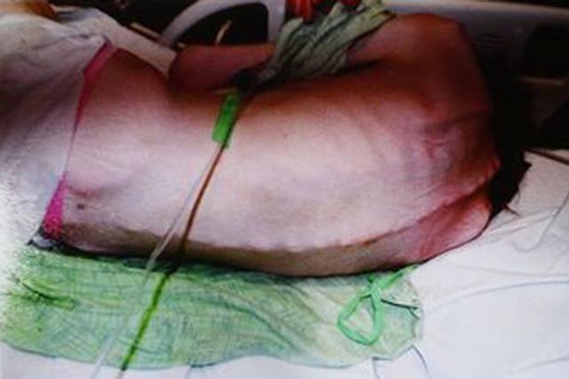 Dòng chữ trên cửa sổ tiết lộ người mẹ ngược đãi và bỏ đói 3 con đến chết-2