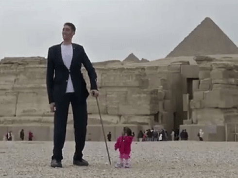 Clip: Khoảnh khắc thú vị khi người cao nhất thế giới gặp người lùn nhất thế giới