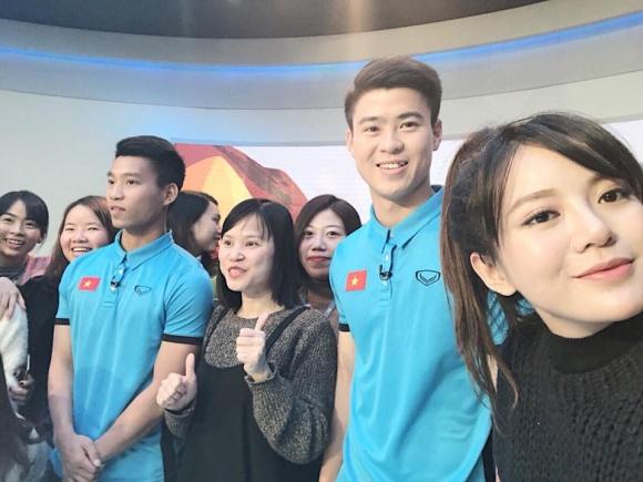 Hot girl - hot boy Việt: Tú Linh khiến fans ghen tị khi check in cùng loạt cầu thủ U23 Việt Nam-1