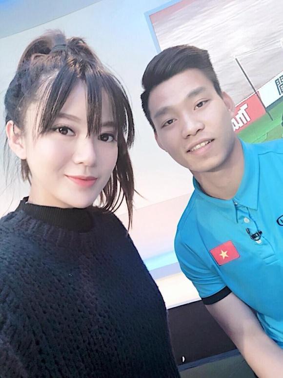Hot girl - hot boy Việt: Tú Linh khiến fans ghen tị khi check in cùng loạt cầu thủ U23 Việt Nam-2