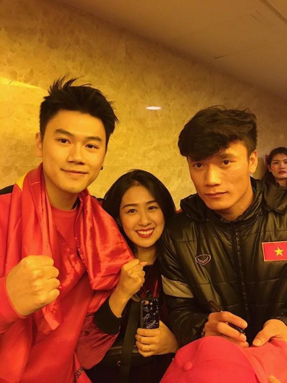 Hot girl - hot boy Việt: Tú Linh khiến fans ghen tị khi check in cùng loạt cầu thủ U23 Việt Nam-5