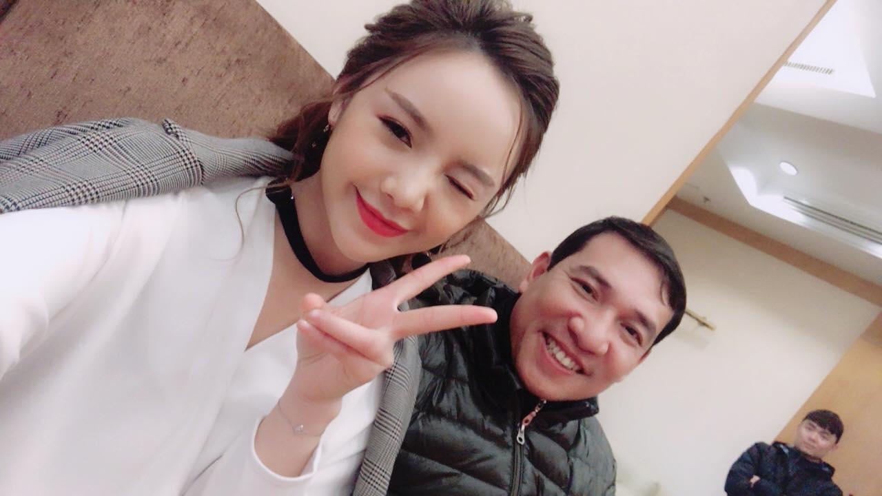 Hot girl - hot boy Việt: Tú Linh khiến fans ghen tị khi check in cùng loạt cầu thủ U23 Việt Nam-7