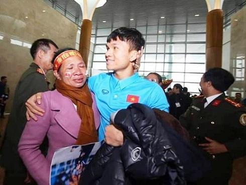 Xuân Mạnh U23 lặng người vì món quà 10 nghìn đồng mẹ tặng ở sân bay-5