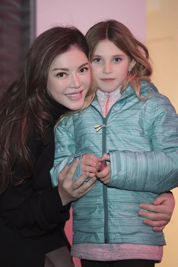 Nhà sản xuất Lý Nhã Kỳ cùng ê-kíp nước ngoài trên phim trường Angel’s Face-5