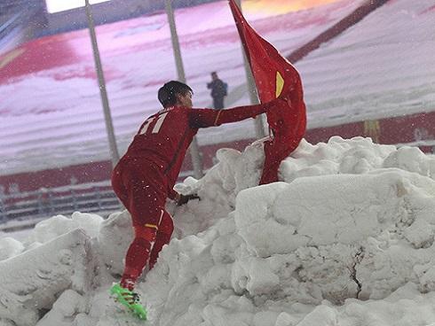 Duy Mạnh nói gì về hành động cắm lá Quốc kỳ trên tuyết?