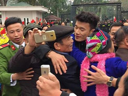 Rừng cờ hoa chào đón anh em 'thủ môn quốc dân' Bùi Tiến Dũng về thăm quê hương Thanh Hóa