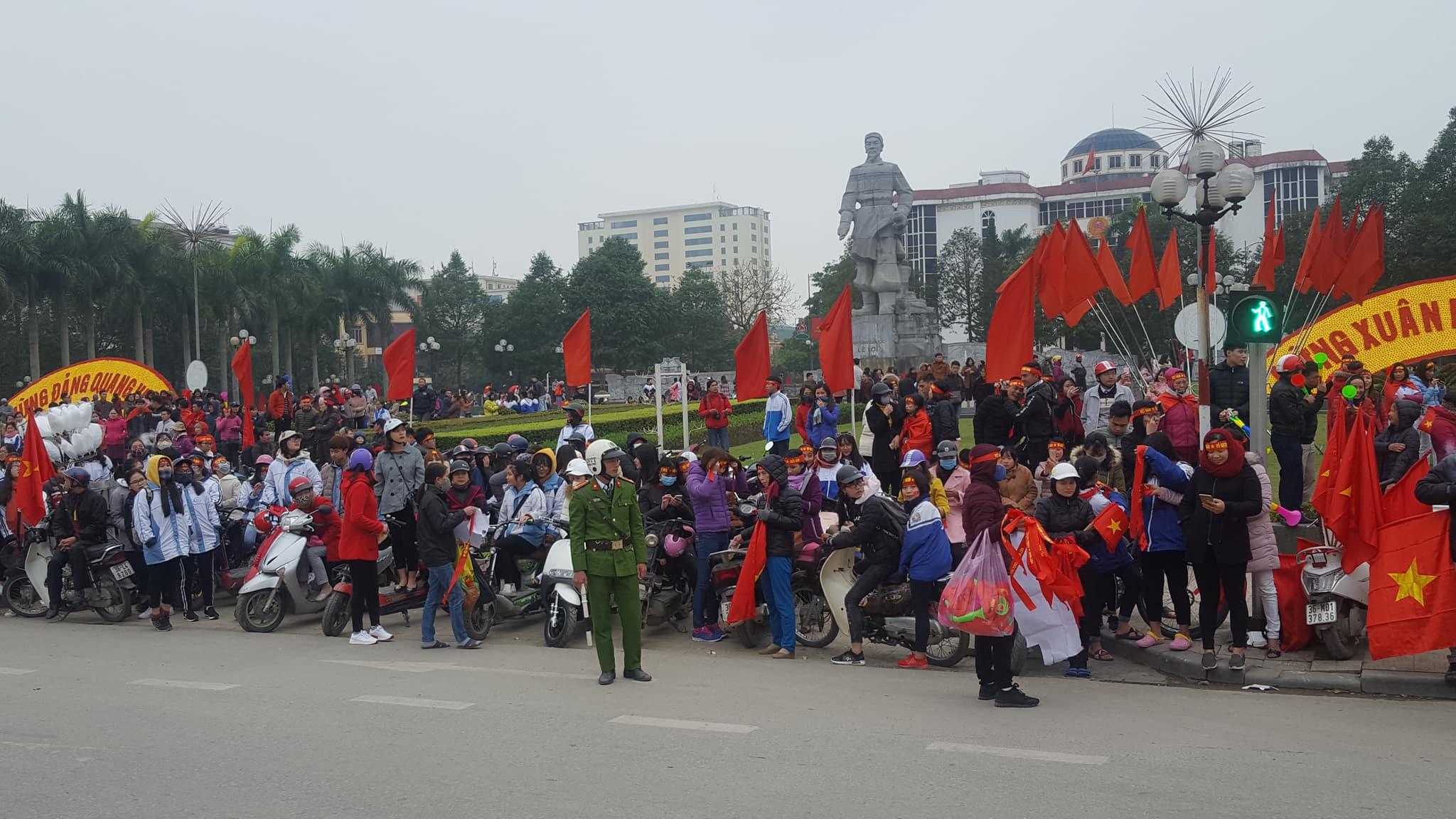 Rừng cờ hoa chào đón anh em thủ môn quốc dân Bùi Tiến Dũng về thăm quê hương Thanh Hóa-3