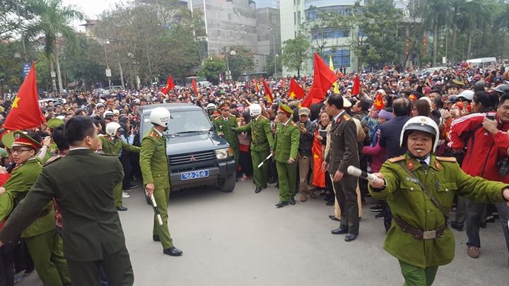 Rừng cờ hoa chào đón anh em thủ môn quốc dân Bùi Tiến Dũng về thăm quê hương Thanh Hóa-5