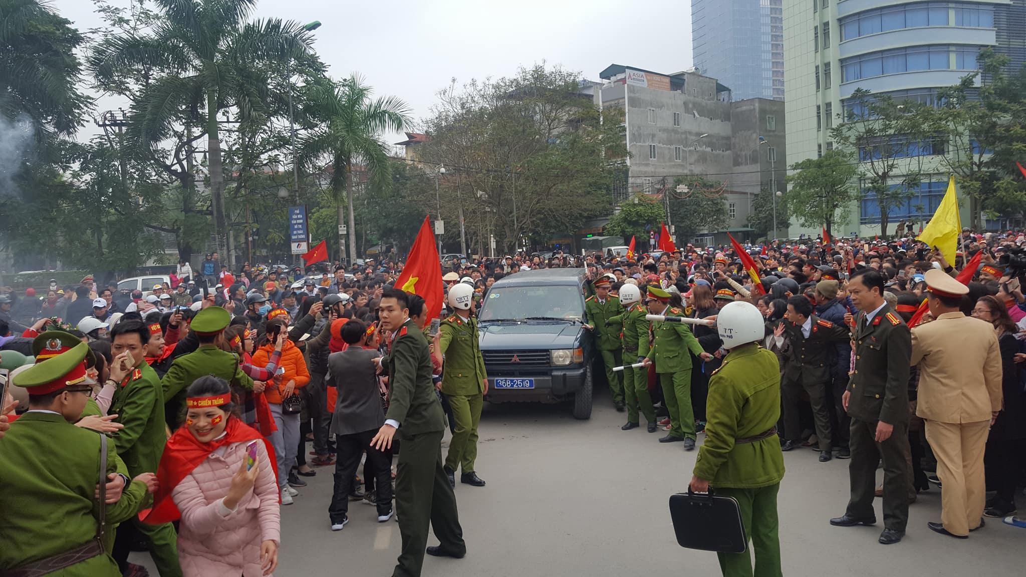 Rừng cờ hoa chào đón anh em thủ môn quốc dân Bùi Tiến Dũng về thăm quê hương Thanh Hóa-6