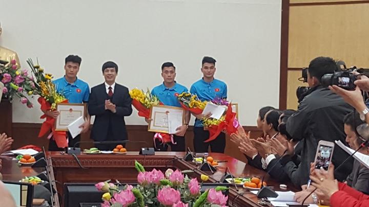 Rừng cờ hoa chào đón anh em thủ môn quốc dân Bùi Tiến Dũng về thăm quê hương Thanh Hóa-1