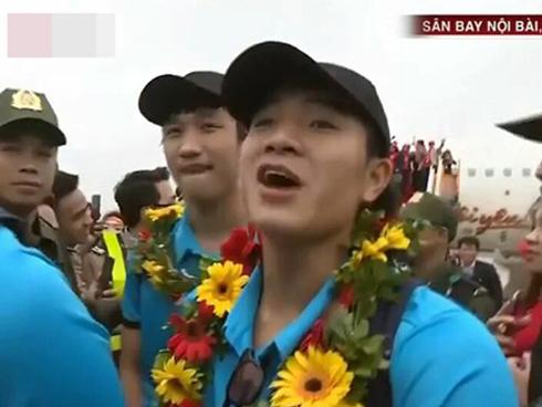 Văn Thanh hé lộ nguyên nhân hờn dỗi cực đáng yêu của Công Phượng ở sân bay-2