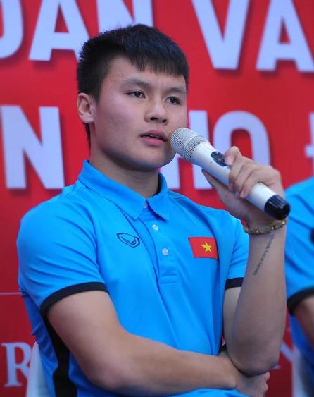 Người hâm mộ xúc động khi nhìn thấy hình xăm đặc biệt trên tay cầu thủ Quang Hải-1
